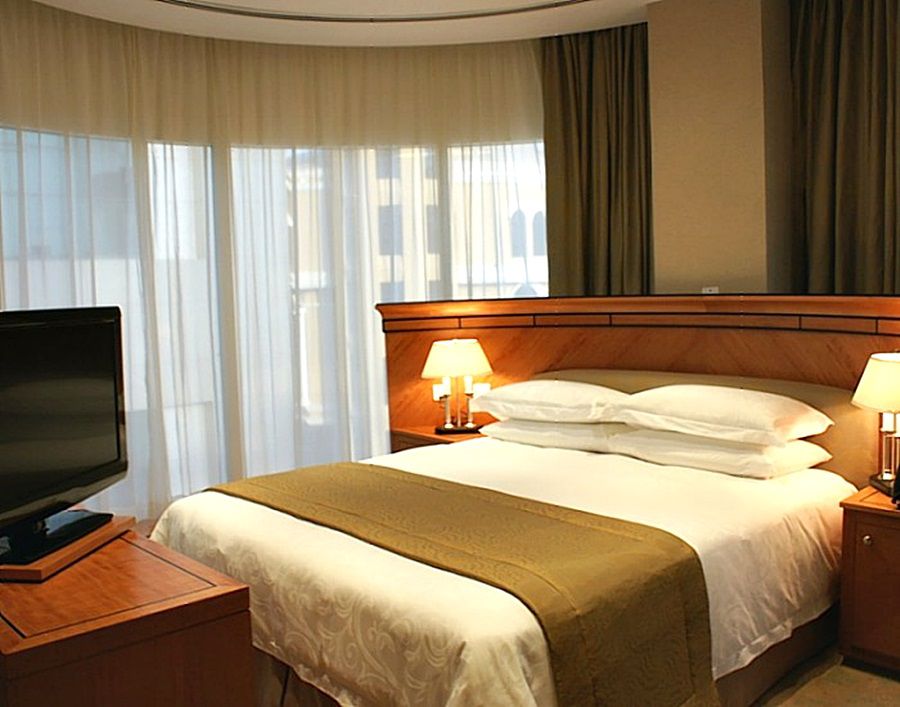 Wiseman Grand Hotel Doha Bagian luar foto A bedroom in a hotel