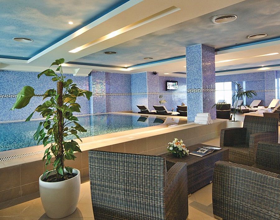 Wiseman Grand Hotel Doha Bagian luar foto The interior of the business lounge at the airport