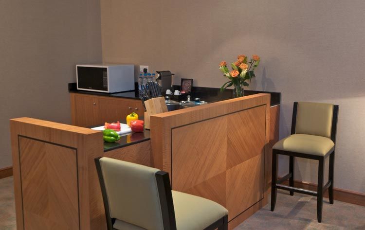 Wiseman Grand Hotel Doha Bagian luar foto A small kitchen in a hotel suite