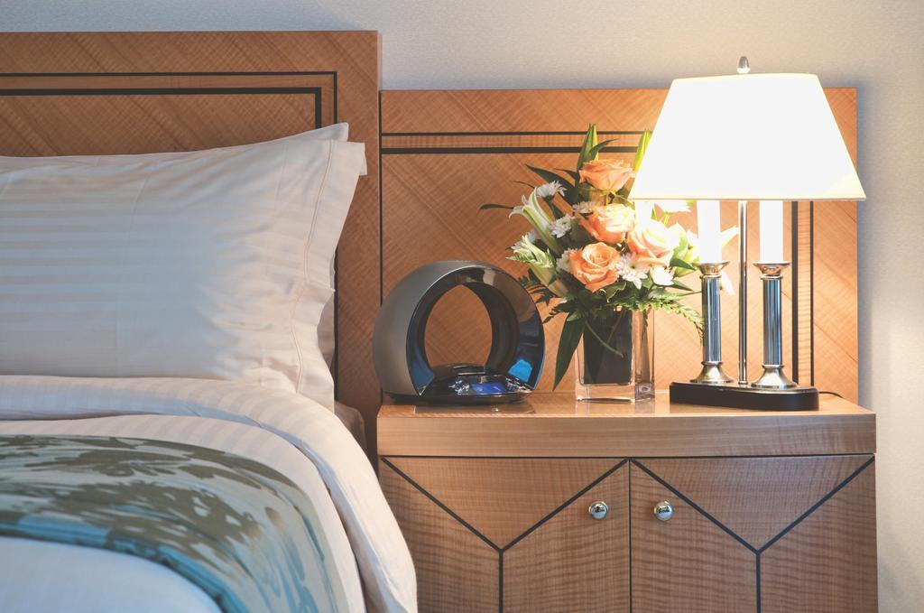 Wiseman Grand Hotel Doha Bagian luar foto A bedside table