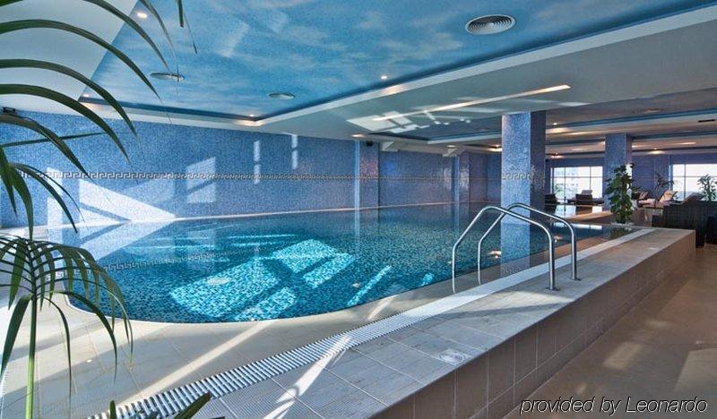 Wiseman Grand Hotel Doha Bagian luar foto The swimming pool