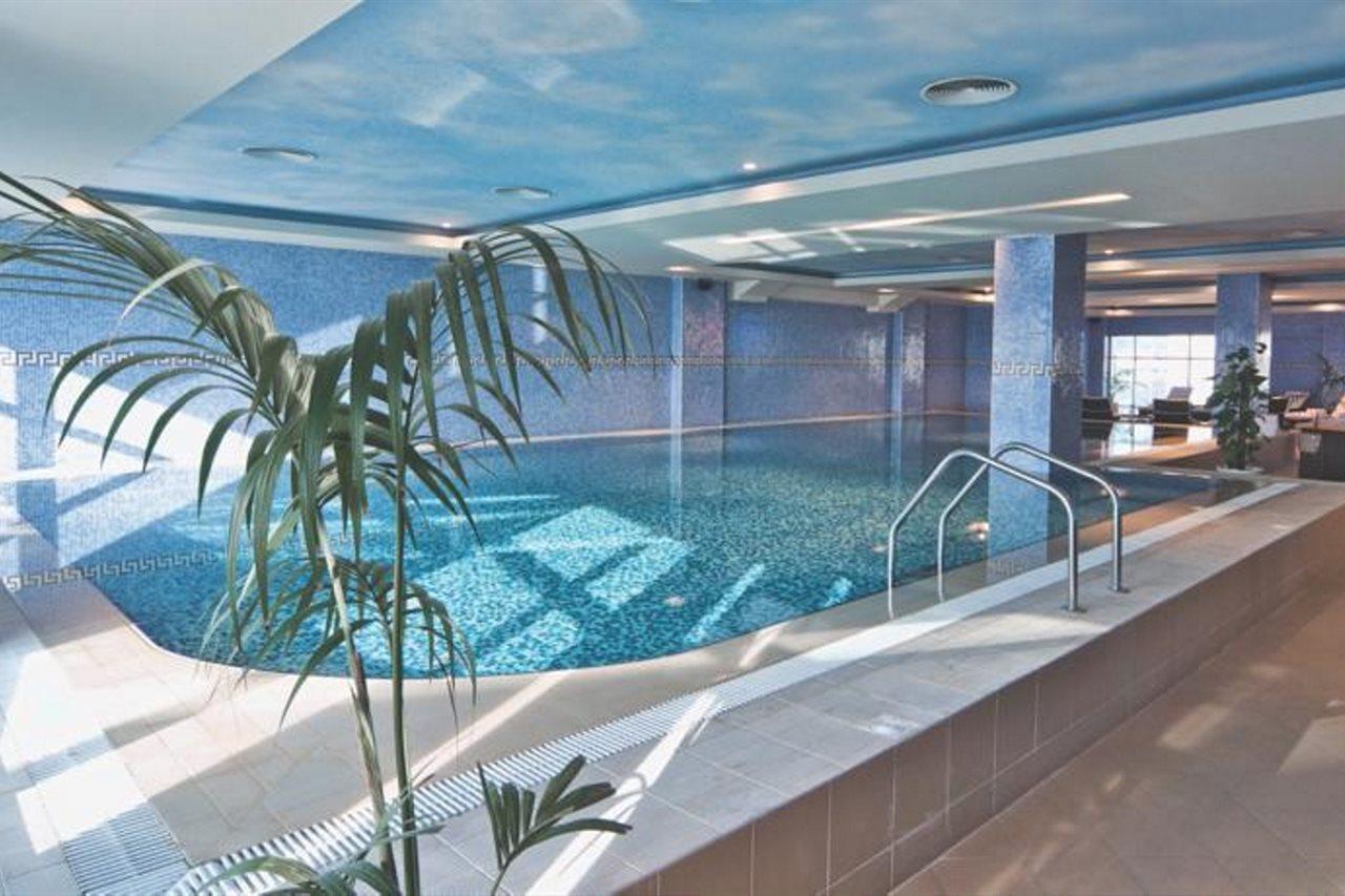 Wiseman Grand Hotel Doha Bagian luar foto The swimming pool at the hotel