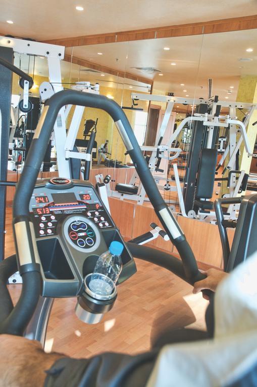 Wiseman Grand Hotel Doha Bagian luar foto A modern gym