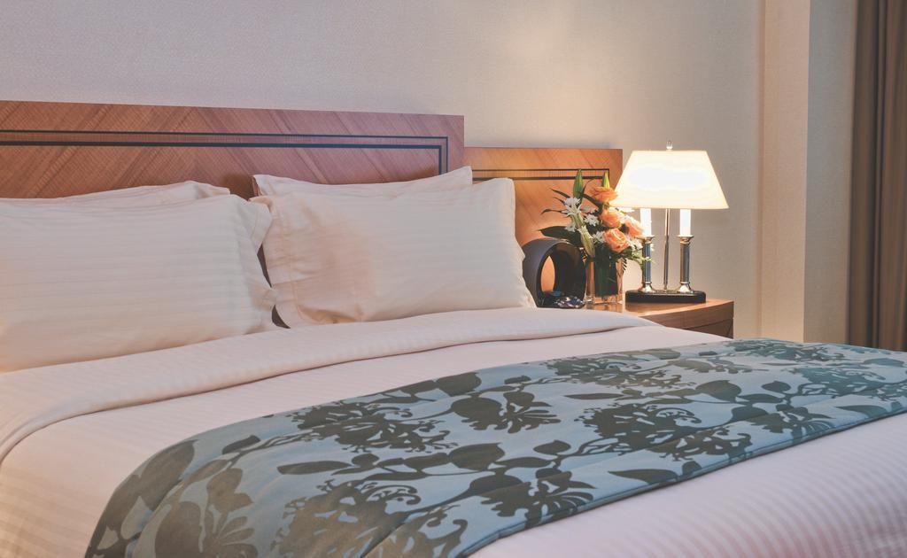 Wiseman Grand Hotel Doha Bagian luar foto A bed runner