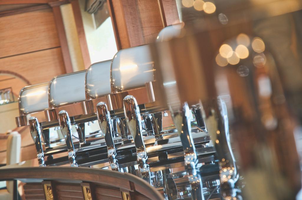 Wiseman Grand Hotel Doha Bagian luar foto Beer taps